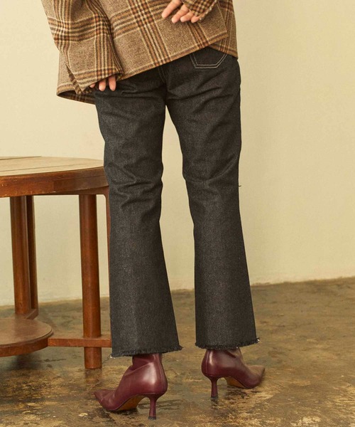 ANGIE（アンジー）の「カットオフセミフレアデニム【スタイリスト知念美加子さん×ANGIE 別注】（デニムパンツ・レディース・ブラック/インディゴブルー・SMALL/MEDIUM/LARGE）」の15枚目の写真