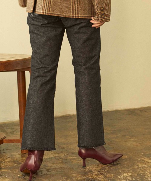 ANGIE（アンジー）の「カットオフセミフレアデニム【スタイリスト知念美加子さん×ANGIE 別注】（デニムパンツ・レディース・ブラック/インディゴブルー・SMALL/MEDIUM/LARGE）」の16枚目の写真