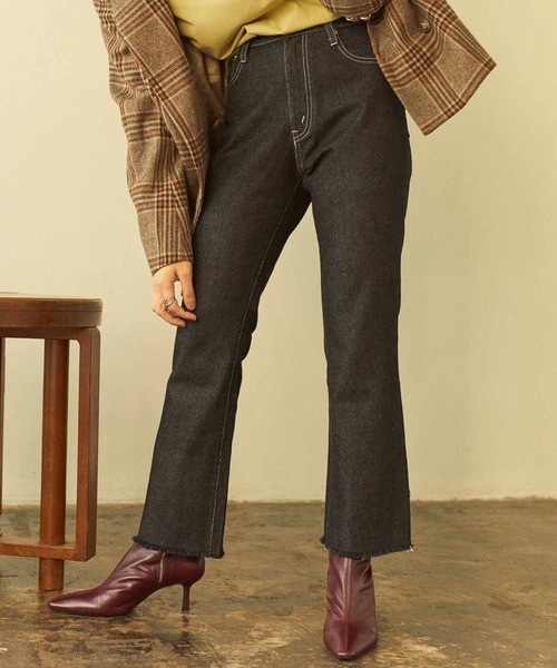 ANGIE（アンジー）の「カットオフセミフレアデニム【スタイリスト知念美加子さん×ANGIE 別注】（デニムパンツ・レディース・ブラック/インディゴブルー・SMALL/MEDIUM/LARGE）」の11枚目の写真