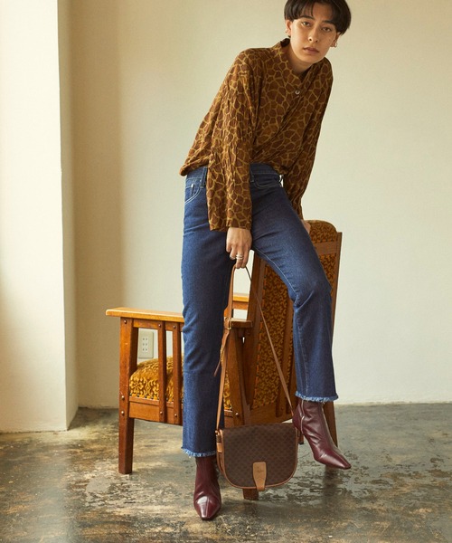 ANGIE（アンジー）の「カットオフセミフレアデニム【スタイリスト知念美加子さん×ANGIE 別注】（デニムパンツ・レディース・ブラック/インディゴブルー・SMALL/MEDIUM/LARGE）」の4枚目の写真