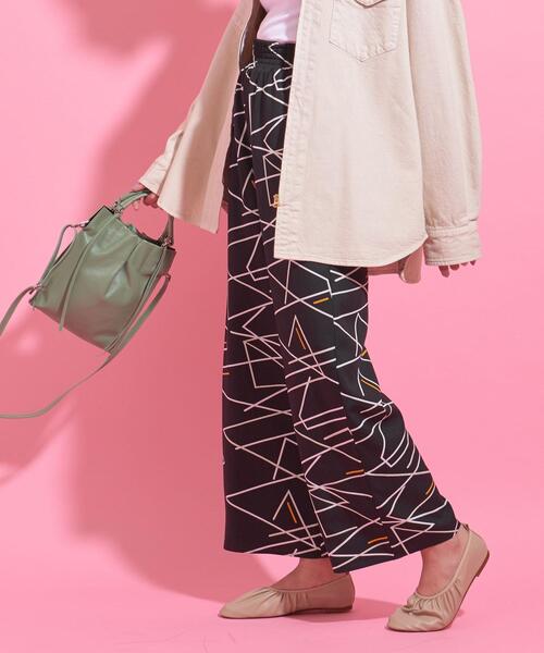 BEAUTY&YOUTH UNITED ARROWS（ビューティーアンドユースユナイテッドアローズ）の「BY∴ ネオンプリントイージーワイドパンツ（その他パンツ・レディース・ブラック/クリーム・M/S）」の2枚目の写真