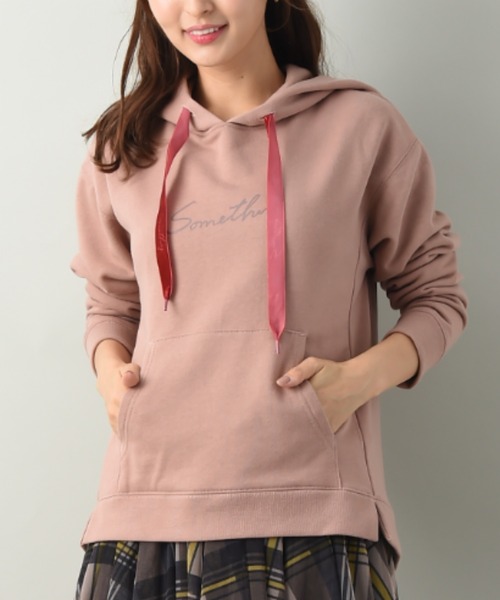 SOMETHING（サムシング）の「【ＳＯＭＥＴＨＩＮＧ】ＳＯＭＥＴＨＩＮＧ　ＬＯＧＯ　ＨＯＯＤＩＥ（パーカー・レディース・ベージュ/パープル/ピンク・FREE）」の3枚目の写真
