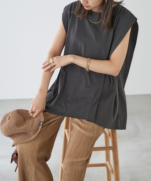 Chaco closet(チャコ クローゼット)の「タックノースリーブ カットソー(Tシャツ/カットソー・レディース・ホワイト/ピンク系その他/ブラウン/グリーン/チャコールグレー・FREE)」の2枚目の写真