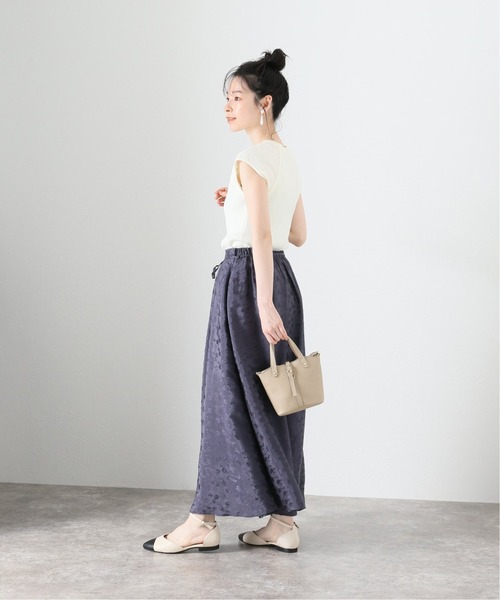 La TOTALITE（ラトータリテ）の「フラワージャガードレーヨンタックスカート【手洗い可能】◆（スカート・レディース・ラベンダー/ダークブルー・38/36）」の4枚目の写真