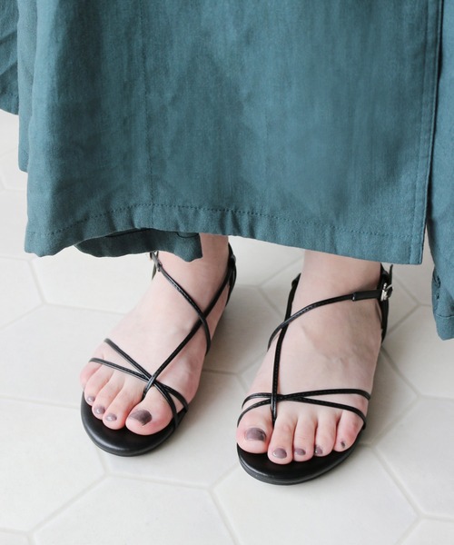 Fin（フィン）の「ストラップトングサンダル【低反発スポンジ入り】（サンダル・レディース・アイボリー/ブラック・22.5cm/23cm/23.5cm/24cm/24.5cm/25cm）」の11枚目の写真