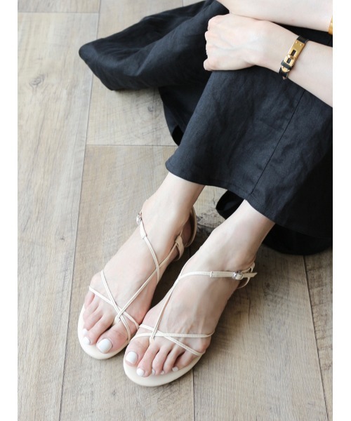 Fin（フィン）の「ストラップトングサンダル【低反発スポンジ入り】（サンダル・レディース・アイボリー/ブラック・22.5cm/23cm/23.5cm/24cm/24.5cm/25cm）」の8枚目の写真