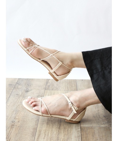 Fin（フィン）の「ストラップトングサンダル【低反発スポンジ入り】（サンダル・レディース・アイボリー/ブラック・22.5cm/23cm/23.5cm/24cm/24.5cm/25cm）」の10枚目の写真