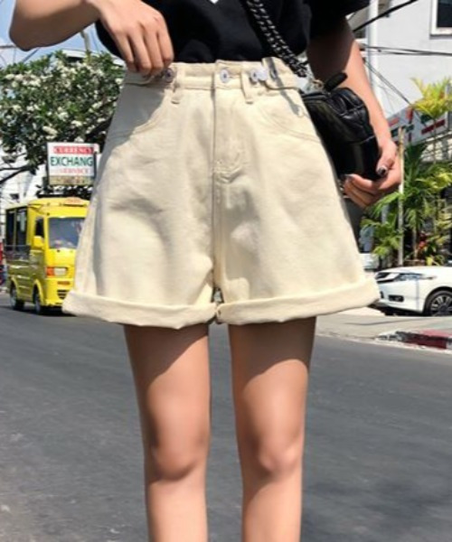 emi+（エミプラス）の「カラーデニムショートパンツ（デニムパンツ・レディース・ライトブルー/ブラック/ブルー/アイボリー・S/M/L）」の2枚目の写真