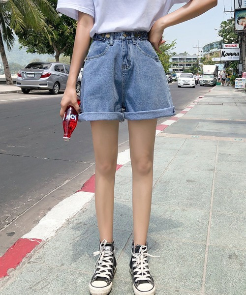 emi+（エミプラス）の「カラーデニムショートパンツ（デニムパンツ・レディース・ライトブルー/ブラック/ブルー/アイボリー・S/M/L）」の6枚目の写真