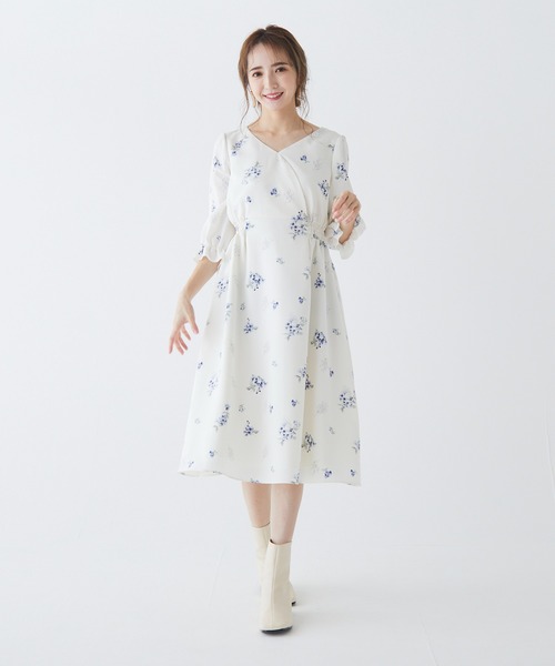 BE RADIANCE（ビーラディエンス）の「フラワープリントカシュクールワンピース（ワンピース・レディース・ブラウン/オフホワイト/ブルー・S/M）」の2枚目の写真