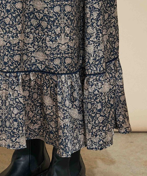 MADEMOISELLE ROPE'(マドモアゼル ロペ)の「【セットアップ対応】ボタニカルフラワーティアードスカート(スカート・レディース・ブルー系その他/レッド系その他2・38)」の8枚目の写真