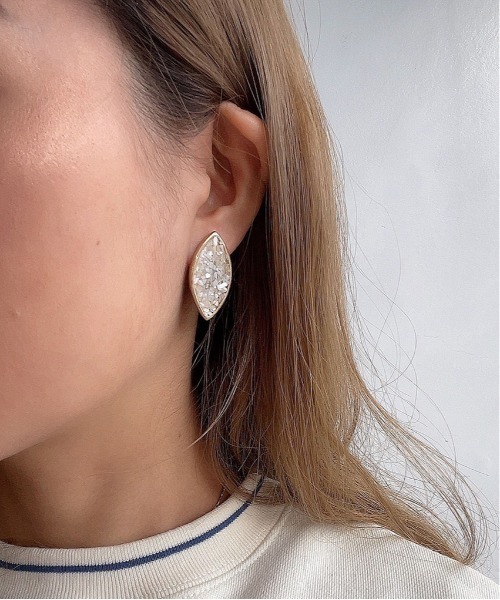 emouv by est(エモーヴバイエスト)の「emouv by est シェルスプレッドモチーフピアス(ピアス(両耳用)・レディース・ゴールド・FREE)」の1枚目の写真