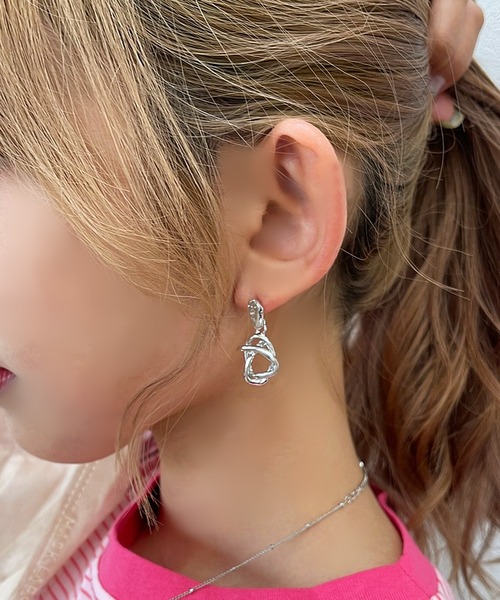 apres jour mignon（アプレジュールミニョン）の「【apresjour mignon×ARIAZ】ライン変形ピアス（ピアス（両耳用）・レディース・シルバー・ONESIZE）」の2枚目の写真