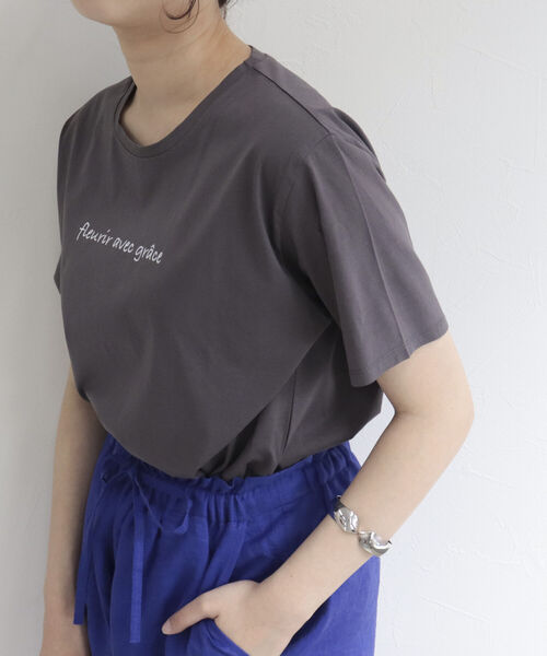 fredy emue（フレディエミュ）の「シルケットちびロゴTシャツ（Tシャツ/カットソー・レディース・オフホワイト/チャコールグレー・38）」の4枚目の写真