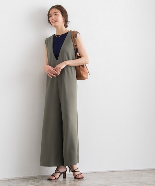 Pierrot（ピエロ）の「ペアスキンVネックオールインワン（サロペット/オーバーオール・レディース・ブラック/カーキ/ネイビー・M/L）」の2枚目の写真