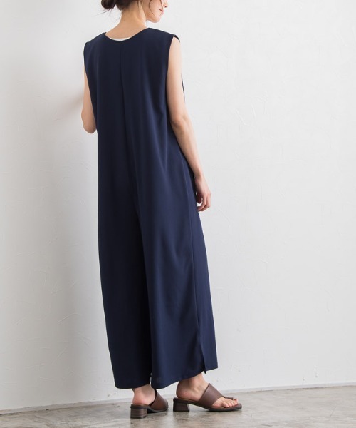 Pierrot（ピエロ）の「ペアスキンVネックオールインワン（サロペット/オーバーオール・レディース・ブラック/カーキ/ネイビー・M/L）」の4枚目の写真