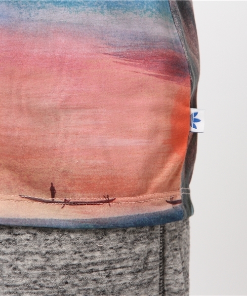 adidas Originals(アディダスオリジナルス)の「ウィメンズ アディダス ファーム 総柄Tシャツ adidas CURSO DAGUA LOGO TEE(Tシャツ/カットソー・レディース・マルチ・X-SMALL/SMALL/MEDIUM/LARGE)」の7枚目の写真