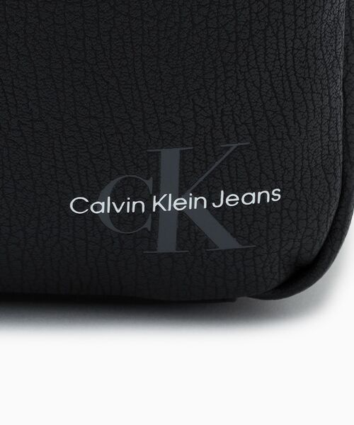 Calvin Klein(カルバン・クライン)の「モノグラム スリムスクエア バックパック(バックパック/リュック・メンズ・ブラック・FREE)」の5枚目の写真