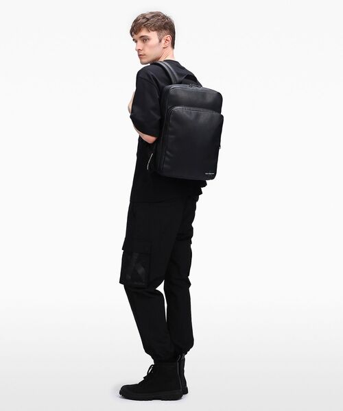 Calvin Klein(カルバン・クライン)の「モノグラム スリムスクエア バックパック(バックパック/リュック・メンズ・ブラック・FREE)」の9枚目の写真