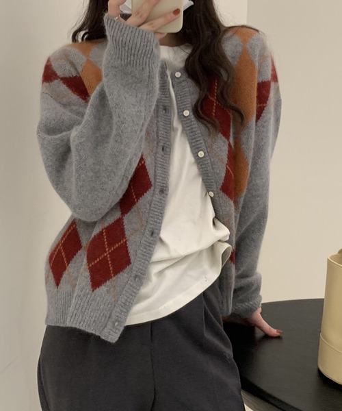 Jewelobe(ジュエローブ)の「アーガイルクルーネックニットカーディガン(カーディガン/ボレロ・レディース・ブラウン/グレー/ブラック・FREE)」の9枚目の写真