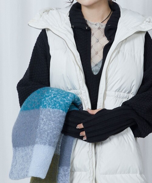 Firsthand(ファーストハンド)の「FIRST DOWN × Firsthand/ファーストダウン 別注Recycled Down Hooded Vest / リサイクルダウンフーデッドベスト(ダウンベスト・レディース・ブラック/オフホワイト・FREE)」の5枚目の写真