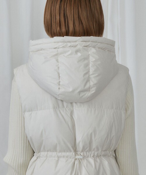 Firsthand(ファーストハンド)の「FIRST DOWN × Firsthand/ファーストダウン 別注Recycled Down Hooded Vest / リサイクルダウンフーデッドベスト(ダウンベスト・レディース・ブラック/オフホワイト・FREE)」の6枚目の写真
