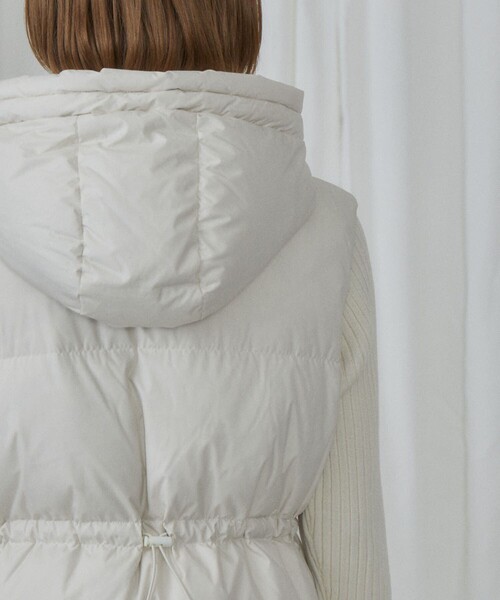 Firsthand(ファーストハンド)の「FIRST DOWN × Firsthand/ファーストダウン 別注Recycled Down Hooded Vest / リサイクルダウンフーデッドベスト(ダウンベスト・レディース・ブラック/オフホワイト・FREE)」の15枚目の写真