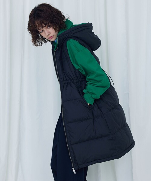Firsthand(ファーストハンド)の「FIRST DOWN × Firsthand/ファーストダウン 別注Recycled Down Hooded Vest / リサイクルダウンフーデッドベスト(ダウンベスト・レディース・ブラック/オフホワイト・FREE)」の2枚目の写真