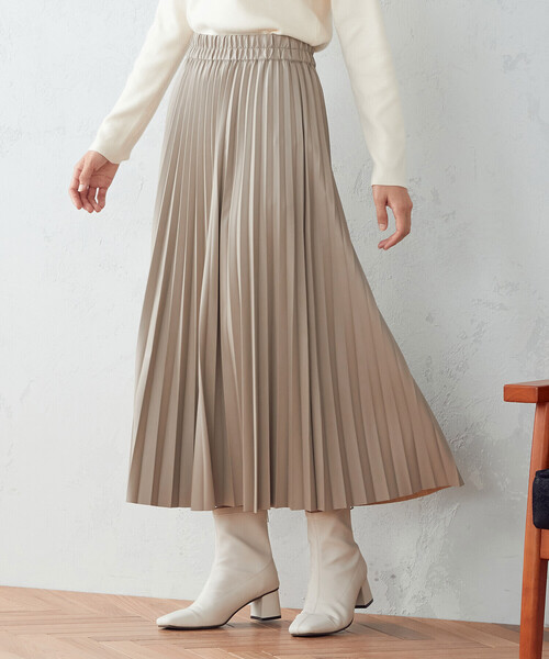 COMME CA ISM(コムサイズム)の「フェイクレザー プリーツスカート(スカート・レディース・ブラック/ベージュ/レンガ・MEDIUM/LARGE/SMALL)」の3枚目の写真