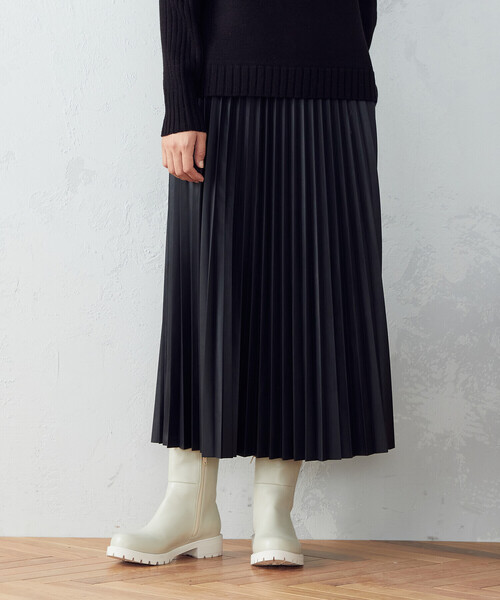 COMME CA ISM(コムサイズム)の「フェイクレザー プリーツスカート(スカート・レディース・ブラック/ベージュ/レンガ・MEDIUM/LARGE/SMALL)」の2枚目の写真