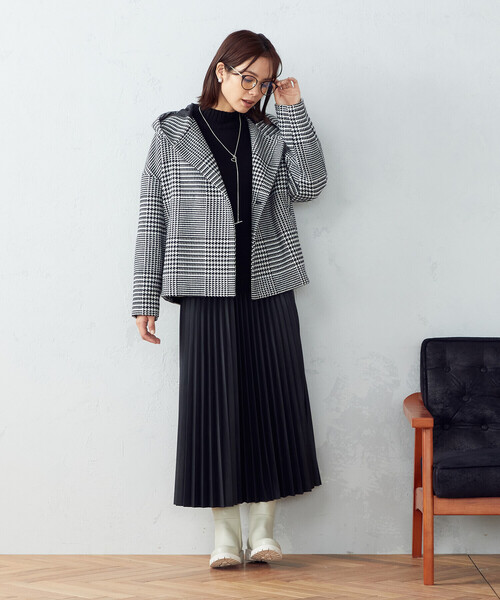 COMME CA ISM(コムサイズム)の「フェイクレザー プリーツスカート(スカート・レディース・ブラック/ベージュ/レンガ・MEDIUM/LARGE/SMALL)」の4枚目の写真
