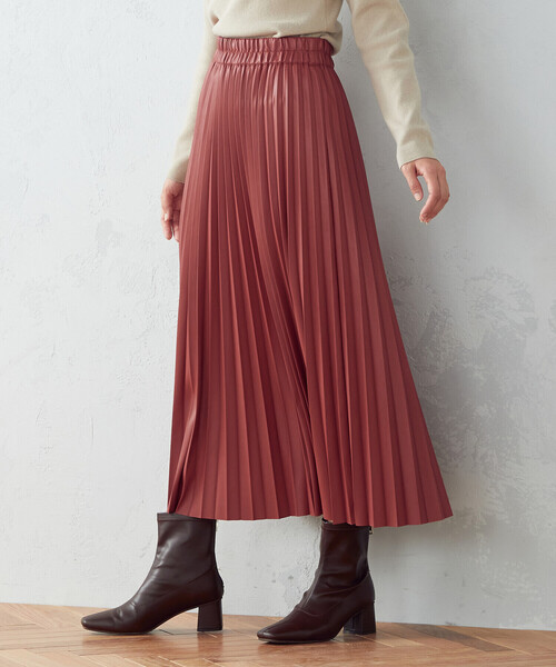 COMME CA ISM(コムサイズム)の「フェイクレザー プリーツスカート(スカート・レディース・ブラック/ベージュ/レンガ・MEDIUM/LARGE/SMALL)」の1枚目の写真