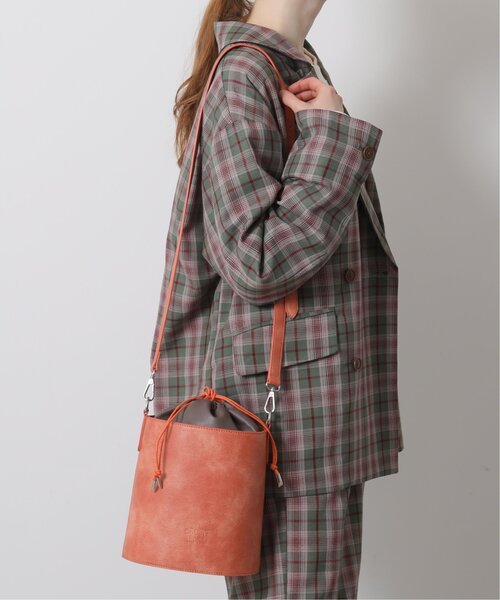 DOUBLE NAME(ダブルネーム)の「巾着ラウンド合皮BAG(ショルダーバッグ・レディース・オレンジ/スミクロ/イエロー×グリーン・FREE)」の4枚目の写真