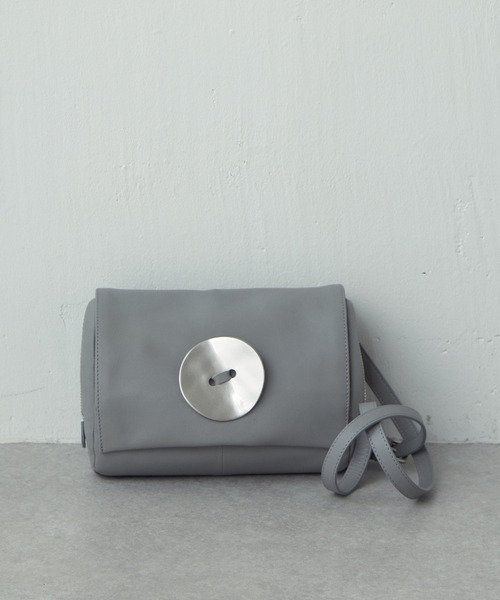 ear PAPILLONNER(イアパピヨネ)の「【kawa-kawa(カワカワ)】(button)575 ミニショルダーバッグ(ショルダーバッグ・レディース・ブラック/グレー・FREE)」の2枚目の写真