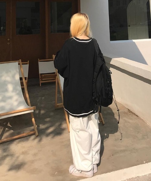 Vipoa(ヴィポア)の「ユニフォーム風オーバーサイズVネックスウェット(Tシャツ/カットソー・レディース・ブラック/ネイビー・FREE)」の3枚目の写真