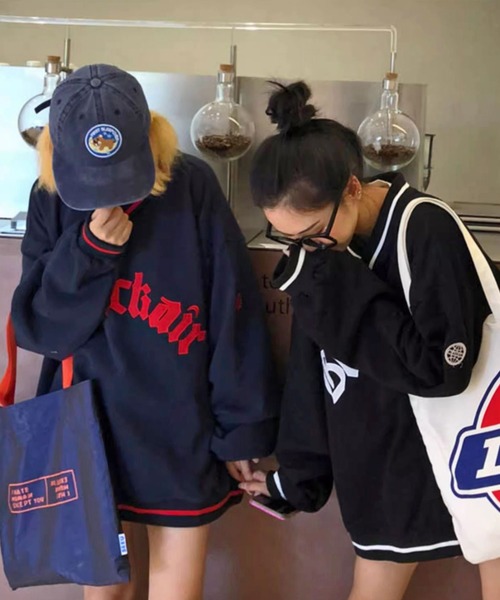 Vipoa(ヴィポア)の「ユニフォーム風オーバーサイズVネックスウェット(Tシャツ/カットソー・レディース・ブラック/ネイビー・FREE)」の4枚目の写真