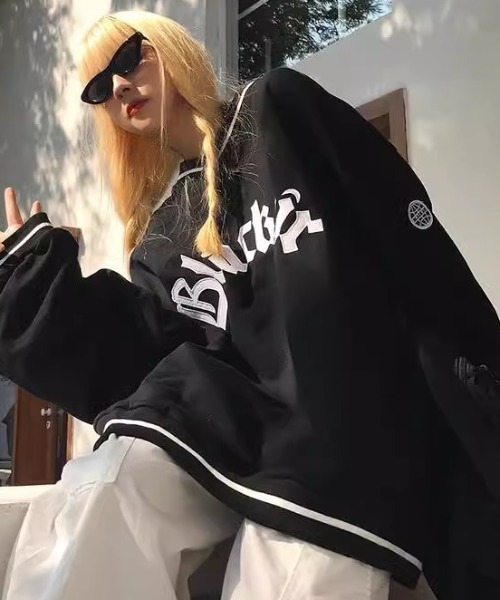 Vipoa(ヴィポア)の「ユニフォーム風オーバーサイズVネックスウェット(Tシャツ/カットソー・レディース・ブラック/ネイビー・FREE)」の8枚目の写真
