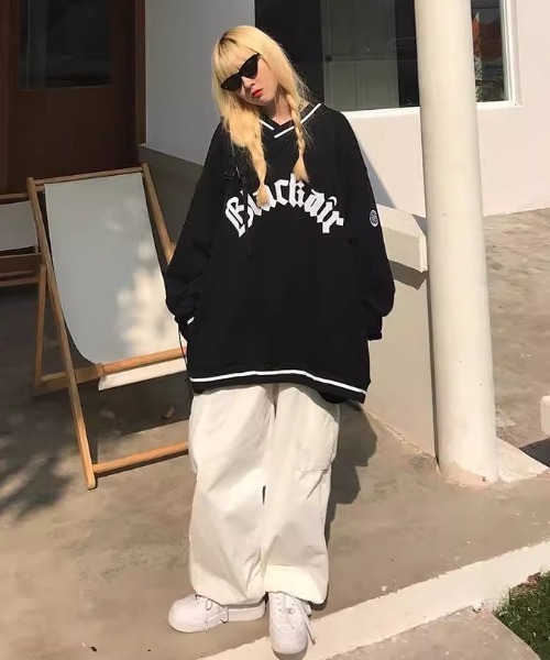 Vipoa(ヴィポア)の「ユニフォーム風オーバーサイズVネックスウェット(Tシャツ/カットソー・レディース・ブラック/ネイビー・FREE)」の6枚目の写真