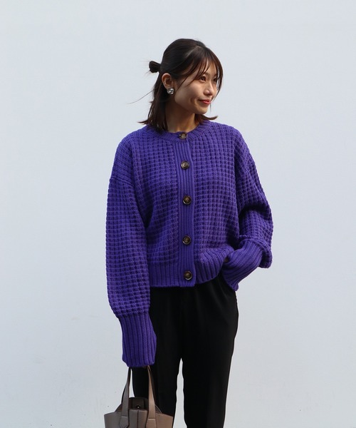 Brownie（ブラウニー）の「Brownie ローゲージワッフル編みクルーネックカーディガン（カーディガン/ボレロ・レディース・レッド/グリーン/オフホワイト/パープル・FREE）」の3枚目の写真