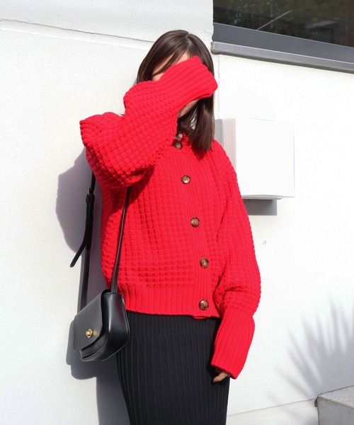 Brownie（ブラウニー）の「Brownie ローゲージワッフル編みクルーネックカーディガン（カーディガン/ボレロ・レディース・レッド/グリーン/オフホワイト/パープル・FREE）」の4枚目の写真