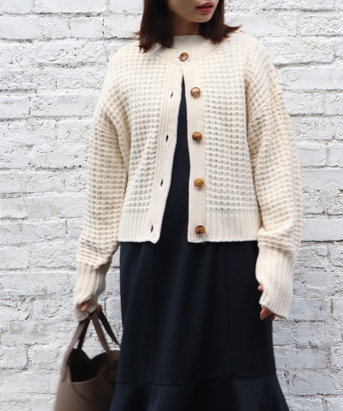 Brownie（ブラウニー）の「Brownie ローゲージワッフル編みクルーネックカーディガン（カーディガン/ボレロ・レディース・レッド/グリーン/オフホワイト/パープル・FREE）」の2枚目の写真