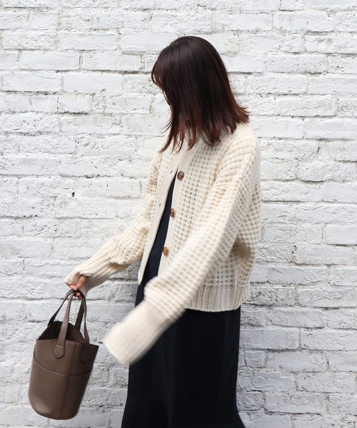 Brownie（ブラウニー）の「Brownie ローゲージワッフル編みクルーネックカーディガン（カーディガン/ボレロ・レディース・レッド/グリーン/オフホワイト/パープル・FREE）」の5枚目の写真