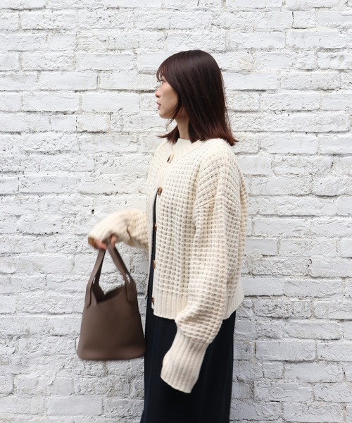 Brownie（ブラウニー）の「Brownie ローゲージワッフル編みクルーネックカーディガン（カーディガン/ボレロ・レディース・レッド/グリーン/オフホワイト/パープル・FREE）」の6枚目の写真