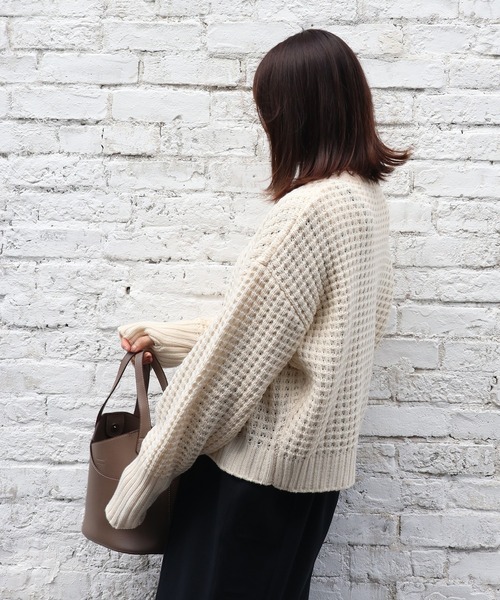 Brownie（ブラウニー）の「Brownie ローゲージワッフル編みクルーネックカーディガン（カーディガン/ボレロ・レディース・レッド/グリーン/オフホワイト/パープル・FREE）」の7枚目の写真