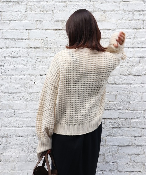 Brownie（ブラウニー）の「Brownie ローゲージワッフル編みクルーネックカーディガン（カーディガン/ボレロ・レディース・レッド/グリーン/オフホワイト/パープル・FREE）」の9枚目の写真