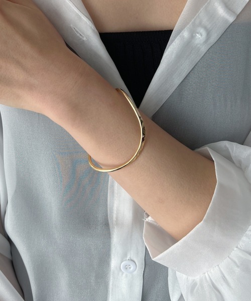 iso（イソ）の「カーブラインメタルバングル（バングル/リストバンド・レディース・ゴールド/シルバー・FREE）」の8枚目の写真