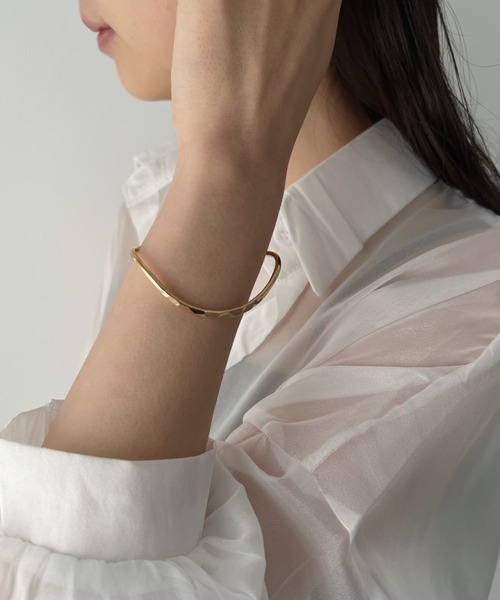 iso（イソ）の「カーブラインメタルバングル（バングル/リストバンド・レディース・ゴールド/シルバー・FREE）」の12枚目の写真