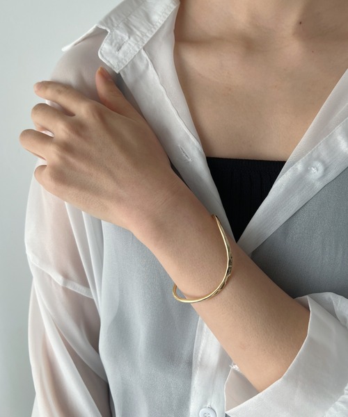 iso（イソ）の「カーブラインメタルバングル（バングル/リストバンド・レディース・ゴールド/シルバー・FREE）」の9枚目の写真