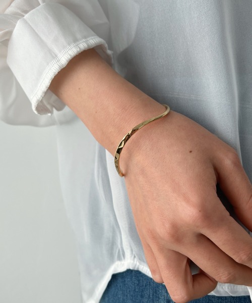 iso（イソ）の「カーブラインメタルバングル（バングル/リストバンド・レディース・ゴールド/シルバー・FREE）」の10枚目の写真