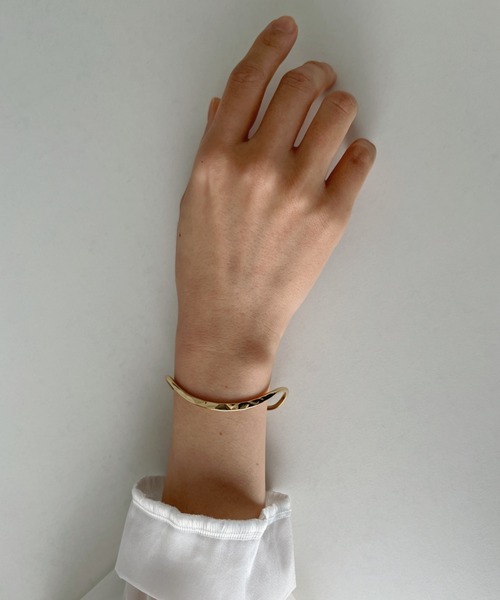 iso（イソ）の「カーブラインメタルバングル（バングル/リストバンド・レディース・ゴールド/シルバー・FREE）」の13枚目の写真